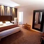Les Negociants Hotel
