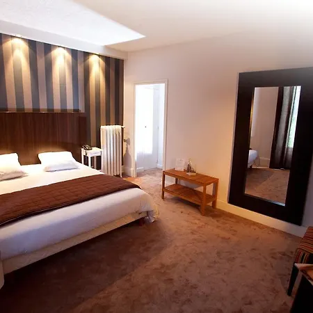 Les Negociants Hotel