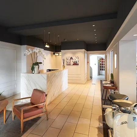 Les Negociants Hotel