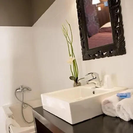 莱斯尼古奇安特斯酒店 酒店 瓦朗斯