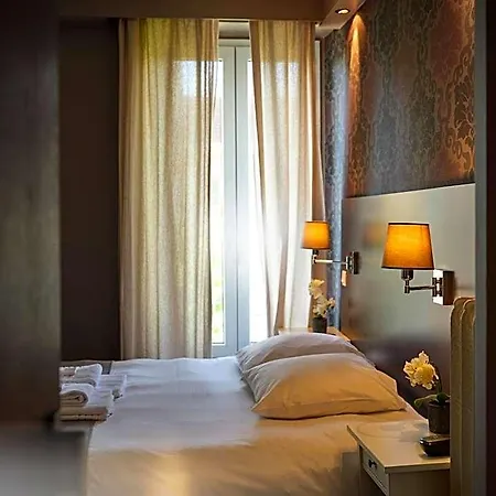 Les Negociants Hotel