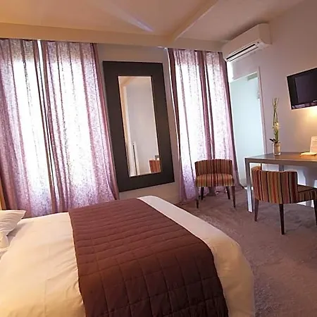 Les Negociants Hotel