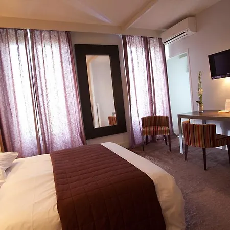 Les Negociants Hotel