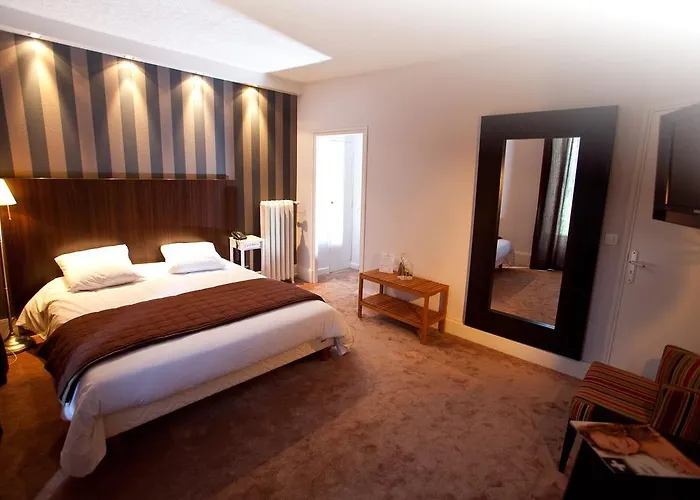 Les Negociants Hotel