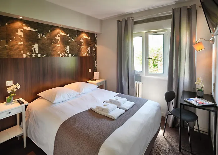 Les Negociants Hotel