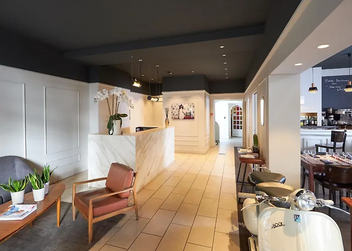 Les Negociants Hotel