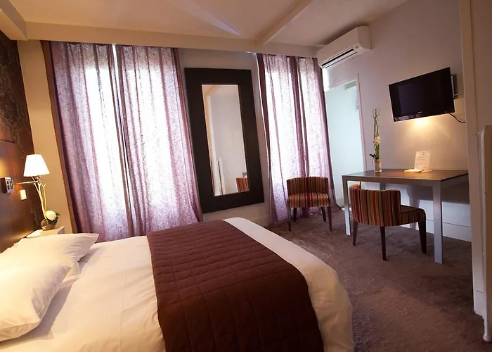 Les Negociants Hotel